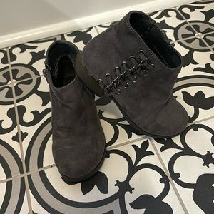 Grey girls size 13 low boots
